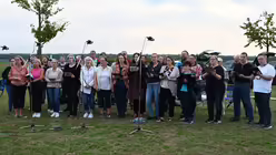 Gesang beim Erinnerungs-Gottesdienst auf dem Papsthügel / © Beatrice Tomasetti (DR)