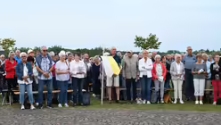 Mitfeiernde beim Erinnerungs-Gottesdienst auf dem Papsthügel / © Mitfeiernde beim Erinnerungs-Gottesdienst auf dem Papsthügel (DR)