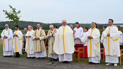 Kreisdechant Achim Brennecke beim Erinnerungs-Gottesdienst auf dem Papsthügel / © Beatrice Tomasetti (DR)