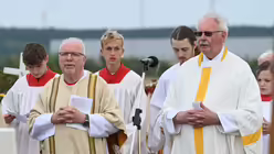 Diakon Willibert Pauels und Kreisdechant Achim Brennecke beim Erinnerungs-Gottesdienst auf dem Papsthügel / © Beatrice Tomasetti (DR)