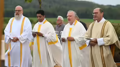 Konzelebranten beim Erinnerungs-Gottesdienst auf dem Papsthügel / © Beatrice Tomasetti (DR)