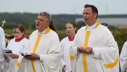 Konzelebranten beim Erinnerungs-Gottesdienst auf dem Papsthügel / © Beatrice Tomasetti (DR)