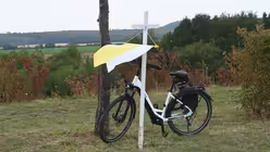 Viele sind mit dem Fahrrad zum Erinnerungs-Gottesdienst auf dem Papsthügel gekommen / © Beatrice Tomasetti (DR)