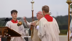 Diakon Willibert Pauels inzensiert beim Erinnerungs-Gottesdienst auf dem Papsthügel das Evangeliar / © Beatrice Tomasetti (DR)