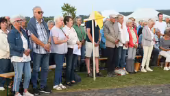 Mitfeiernde beim Erinnerungs-Gottesdienst auf dem Papsthügel / © Beatrice Tomasetti (DR)