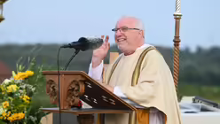 Diakon Willibert Pauels predigt beim Erinnerungs-Gottesdienst auf dem Papsthügel / © Beatrice Tomasetti (DR)