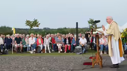 Mitfeiernde beim Erinnerungs-Gottesdienst auf dem Papsthügel / © Beatrice Tomasetti (DR)