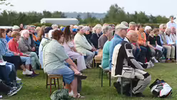 Mitfeiernde beim Erinnerungs-Gottesdienst auf dem Papsthügel / © Beatrice Tomasetti (DR)