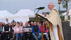 Diakon Willibert Pauels predigt beim Erinnerungs-Gottesdienst auf dem Papsthügel / © Beatrice Tomasetti (DR)