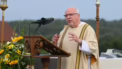 Diakon Willibert Pauels predigt beim Erinnerungs-Gottesdienst auf dem Papsthügel / © Beatrice Tomasetti (DR)