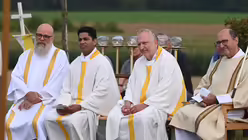 Konzelebranten beim Erinnerungs-Gottesdienst auf dem Papsthügel / © Beatrice Tomasetti (DR)