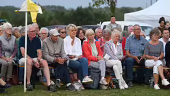 Mitfeiernde beim Erinnerungs-Gottesdienst auf dem Papsthügel / © Beatrice Tomasetti (DR)
