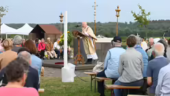 Diakon Willibert Pauels predigt beim Erinnerungs-Gottesdienst auf dem Papsthügel / © Beatrice Tomasetti (DR)