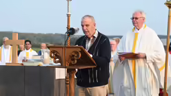 Ein Lektor trägt die Fürbitten beim Erinnerungs-Gottesdienst auf dem Papsthügel vor / © Beatrice Tomasetti (DR)
