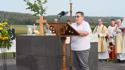 Eine Lektorin trägt die Fürbitten beim Erinnerungs-Gottesdienst auf dem Papsthügel vor