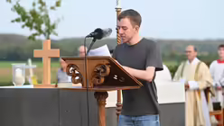 Ein Lektor trägt die Fürbitten beim Erinnerungs-Gottesdienst auf dem Papsthügel vor / © Beatrice Tomasetti (DR)