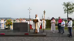 Kreisdechant Achim Brennecke beim Erinnerungs-Gottesdienst auf dem Papsthügel / © Beatrice Tomasetti (DR)