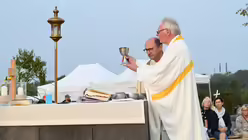 Kreisdechant Achim Brennecke beim Erinnerungs-Gottesdienst auf dem Papsthügel / © Beatrice Tomasetti (DR)