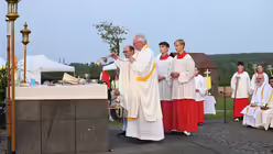 Kreisdechant Achim Brennecke beim Erinnerungs-Gottesdienst auf dem Papsthügel / © Beatrice Tomasetti (DR)