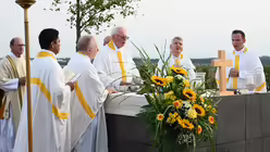 Kreisdechant Achim Brennecke und Konzelebranten beim Erinnerungs-Gottesdienst auf dem Papsthügel / © Beatrice Tomasetti (DR)
