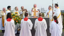 Kreisdechant Achim Brennecke und Konzelebranten beim Erinnerungs-Gottesdienst auf dem Papsthügel / © Beatrice Tomasetti (DR)