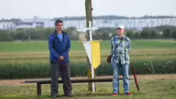 Mitfeiernde beim Erinnerungs-Gottesdienst auf dem Papsthügel / © Beatrice Tomasetti (DR)