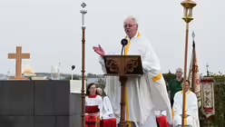 Kreisdechant Achim Brennecke beim Erinnerungs-Gottesdienst auf dem Papsthügel / © Beatrice Tomasetti (DR)