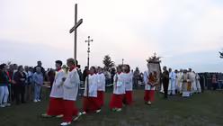 Liturgischer Auszug beim Erinnerungs-Gottesdienst auf dem Papsthügel / © Beatrice Tomasetti (DR)