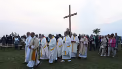 Liturgischer Auszug beim Erinnerungs-Gottesdienst auf dem Papsthügel / © Beatrice Tomasetti (DR)