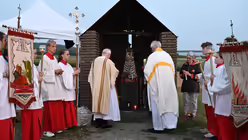 Liturgischer Auszug beim Erinnerungs-Gottesdienst auf dem Papsthügel / © Beatrice Tomasetti (DR)