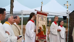 Liturgischer Auszug beim Erinnerungs-Gottesdienst auf dem Papsthügel / © Beatrice Tomasetti (DR)