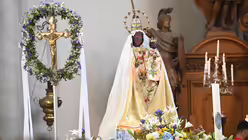 Geschm&uuml;cktes Vortragekreuz und die Schwarze Mutter Gottes / &copy; Beatrice Tomasetti (DR)