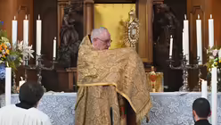 Pastor Dr. Thomas Vollmer erteilt nach der Andacht den sakramentalen Segen / © Beatrice Tomasetti (DR)