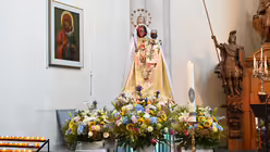 Zum Abschluss der Festwoche steht die Schwarze Mutter Gottes im Altarraum der Kirche / &copy; Beatrice Tomasetti (DR)