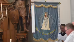 Das Banner mit einer Darstellung der „Mutter der Barmherzigkeit“ steht im Altarraum / © Beatrice Tomasetti (DR)