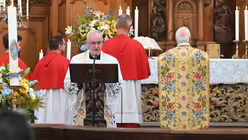 Pastor Vollmer verliest die zahlreichen Messintentionen / &copy; Beatrice Tomasetti (DR)