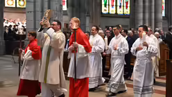 Carlo Cincavalli trägt beim Einzug in den Dom das Evangeliar / © Beatrice Tomasetti (DR)