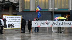 Demonstration vor dem Internationalen Soldatengottesdienst 2023 im Kölner Dom / © Beatrice Tomasetti (DR)