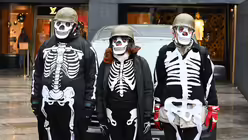 Demonstration vor dem Internationalen Soldatengottesdienst 2023 im Kölner Dom / © Beatrice Tomasetti (DR)