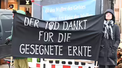 Demonstration vor dem Internationalen Soldatengottesdienst 2023 im Kölner Dom / © Beatrice Tomasetti (DR)