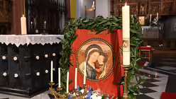 Eine Nachbildung des Bedburger Gnadenbildes schmückt den Altarraum zur Eröffnung der Oktav. / © Beatrice Tomasetti (DR)