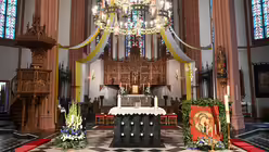 Der gesamte Innenraum der zwischen 1891 und 1894 errichteten Kirche St. Lambertus ist festlich geschmückt. / © Beatrice Tomasetti (DR)