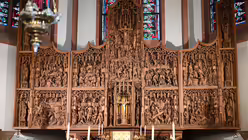 Der aus Eichenholz geschnitzte Hochaltar wurde 1896 in Goch gefertigt und gilt als das Glanzst&uuml;ck der Kirche. / &copy; Beatrice Tomasetti (DR)