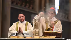 Beim Diakonendienst am Altar mit Kardinal Woelki / © Beatrice Tomasetti (DR)