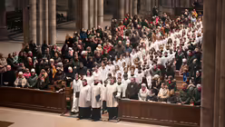 Einzug der Ch&ouml;re zum Pontifikalamt / &copy; Beatrice Tomasetti (DR)