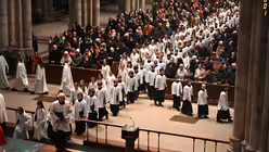 Der K&ouml;lner Domchor und der M&auml;dchenchor am K&ouml;lner Dom ziehen gemeinsam ein / &copy; Beatrice Tomasetti (DR)