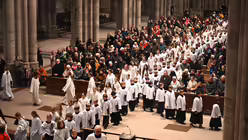 Einzug der Ch&ouml;re beim Pontifikalamt / &copy; Beatrice Tomasetti (DR)