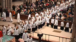 Die Knaben und M&auml;dchen teilen sich nach dem Einzug auf / &copy; Beatrice Tomasetti (DR)