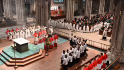 Die Neuzug&auml;nge der Domdienste versammeln sich um den Altar / &copy; Beatrice Tomasetti (DR)