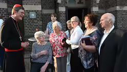 Kardinal Woelki steht nach dem Gottesdienst noch lange f&uuml;r Gespr&auml;che zur Verf&uuml;gung. / &copy; Beatrice Tomasetti (DR)